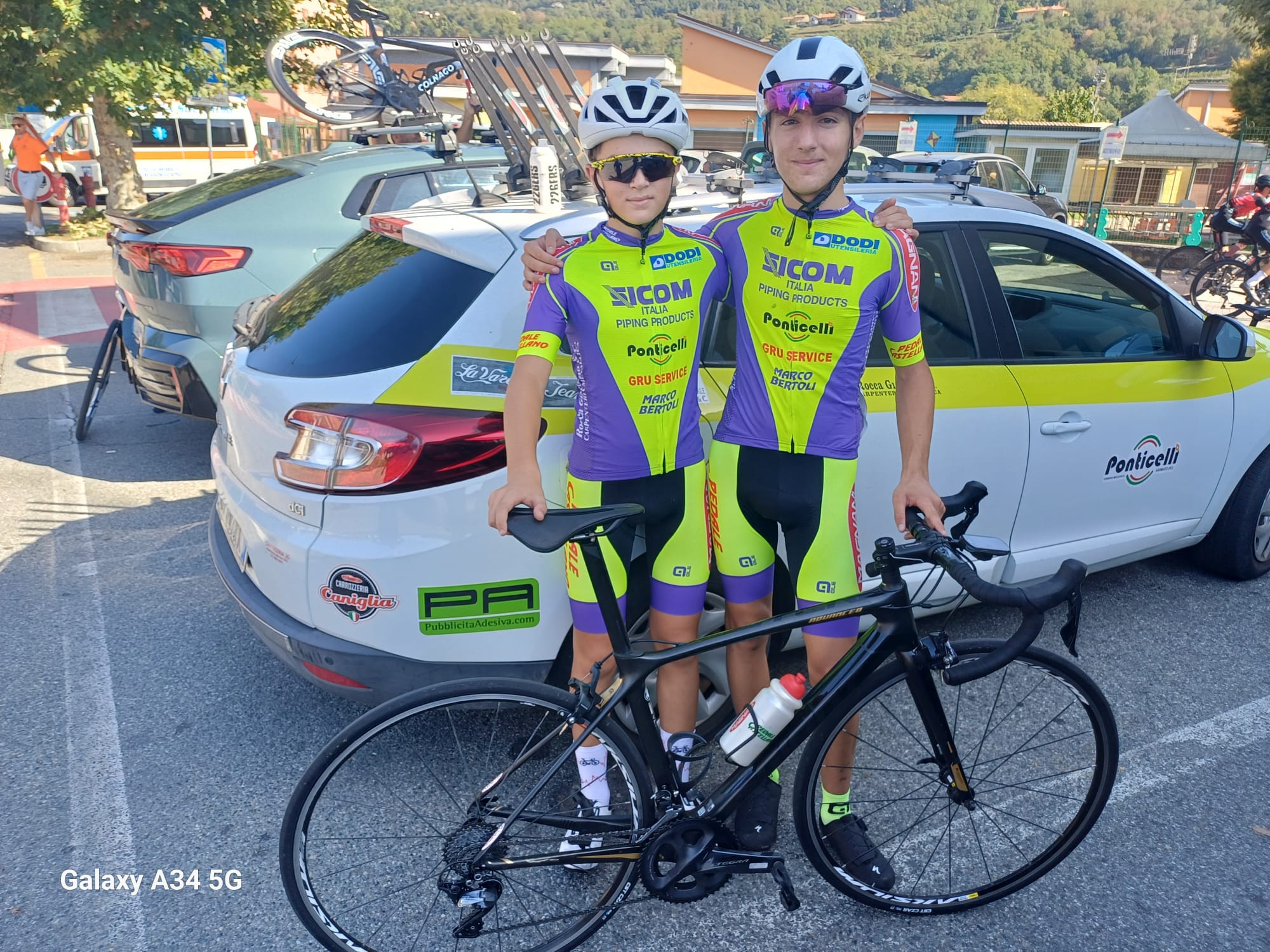 Edoardo con il compagno di squadra Martino Maserati, in divisa Pedale Castellano davanti all'auto della squadra